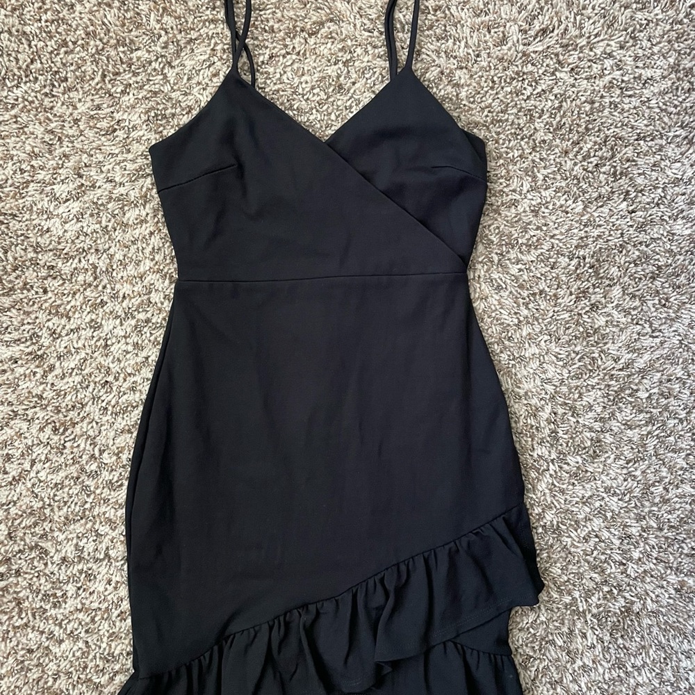 Lulu’s black mini dress